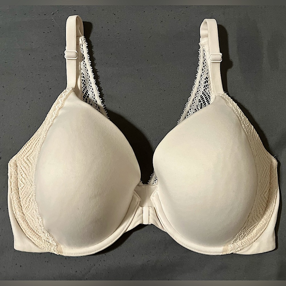 White Sparkly Lace Victoria’s Secret Perfect Coverage Lined Bra 32DD / E70